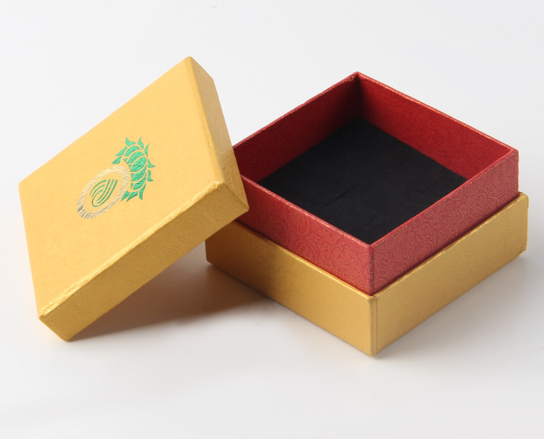 代表化妝品盒子廠家的老師傅，仔細(xì)比對3個小時，只為品質(zhì)