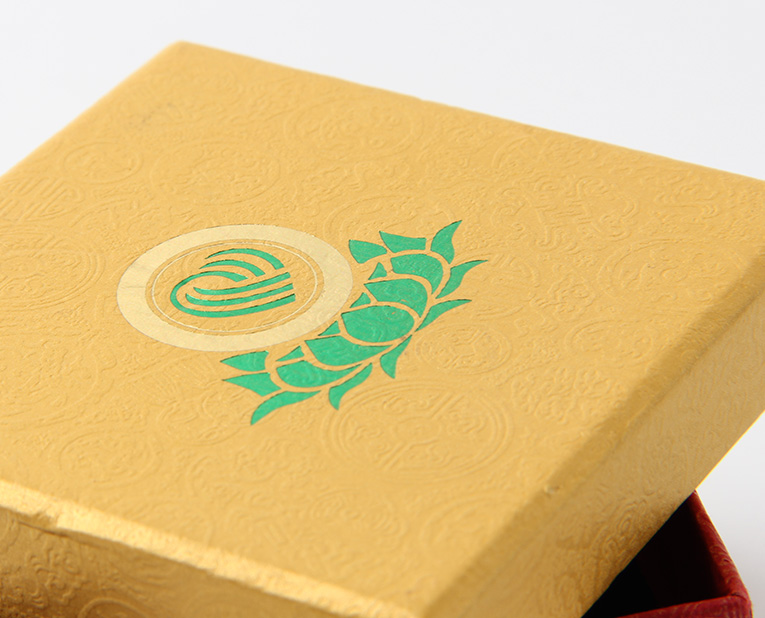 代表化妝品盒子廠家的老師傅，仔細(xì)比對3個小時，只為品質(zhì)